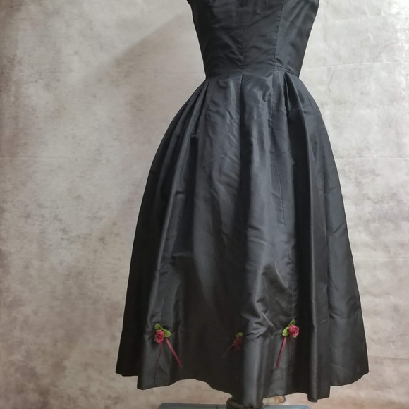 Dramatic, vintage black dress with roses - Picture 2 of 5